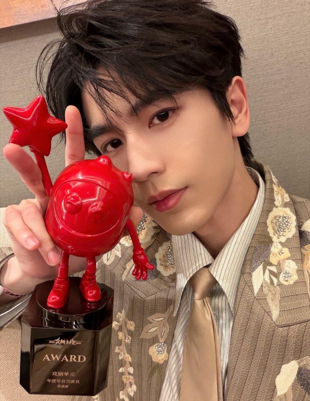 张凌赫晒与刘宇宁周柯宇合照，兄弟团们都好帅，恭喜年度号召力演员张凌赫！ 