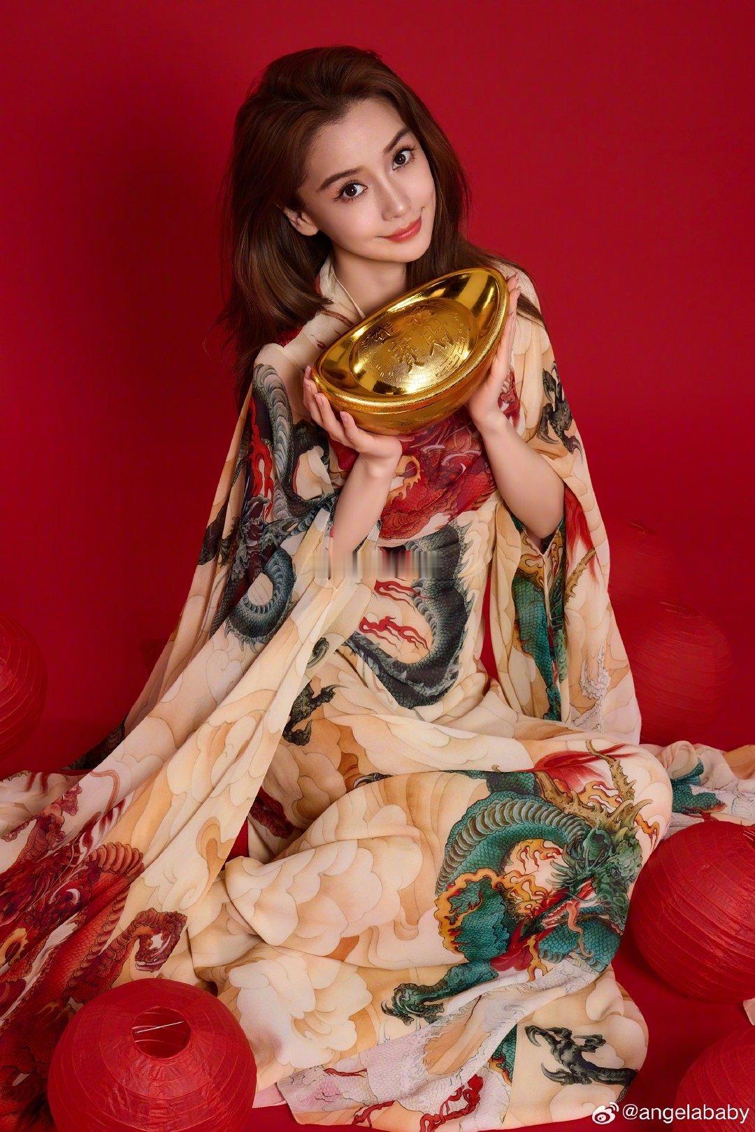 Angelababy发和儿子合照 angelababy虽然已经儿子那么高了，但她