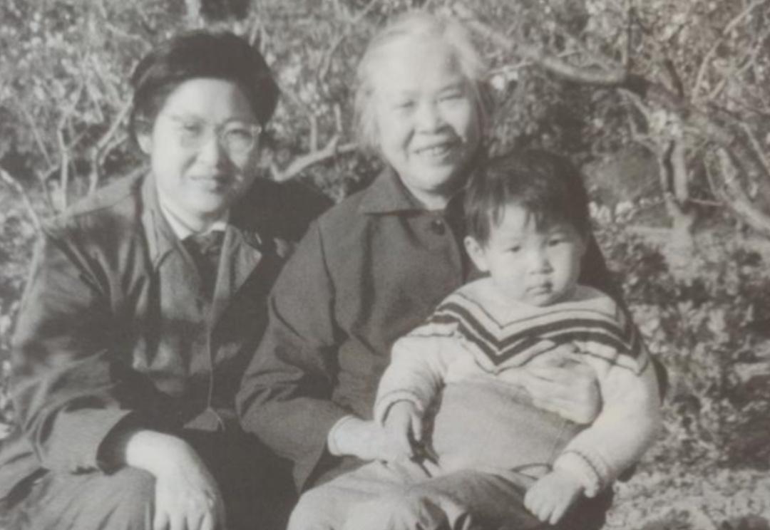 孔继宁看到外婆贺子珍身上坑洼不平的伤疤，自那后，外婆就是他中心的大英雄。

孔继