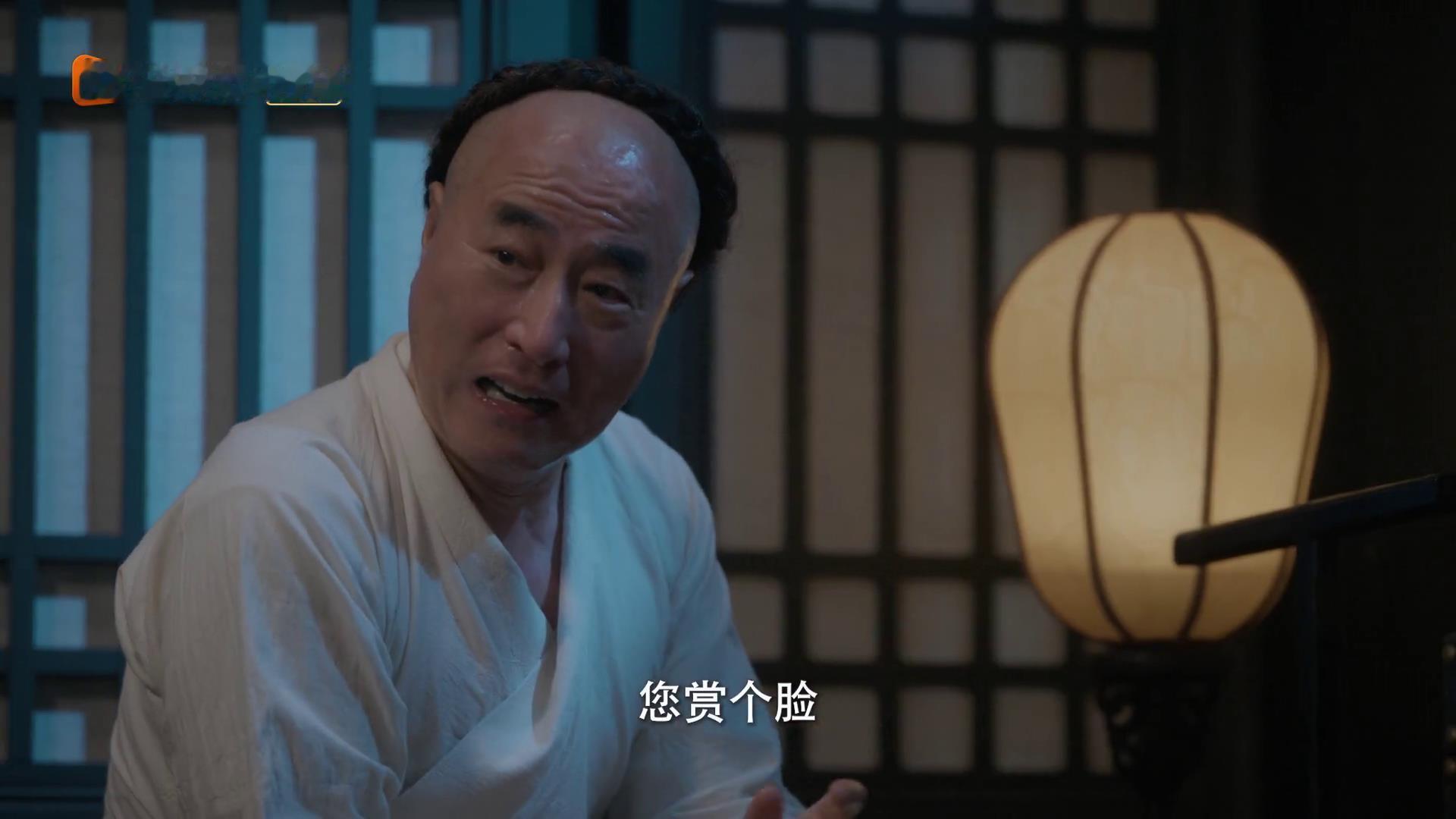 杨立新你这个老旦，你咋不抹点油彩呢，这么素的脸你还洗个啥啊。然后这个老旦以前还是