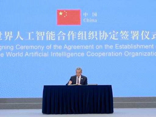 29国加入中国主导的AI组织，彭博社却说是“对美竞争”，这逻辑站得住脚吗？
彭博