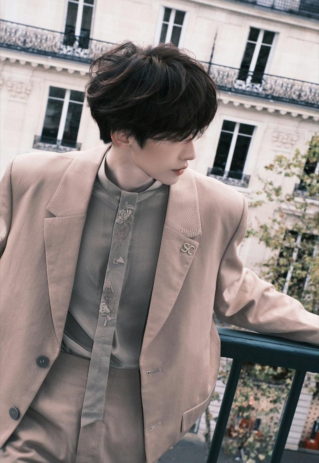 ly刘宇国风美少年ly 刘宇全能艺人 

好帅的一套衣服呀

@刘宇Yu_