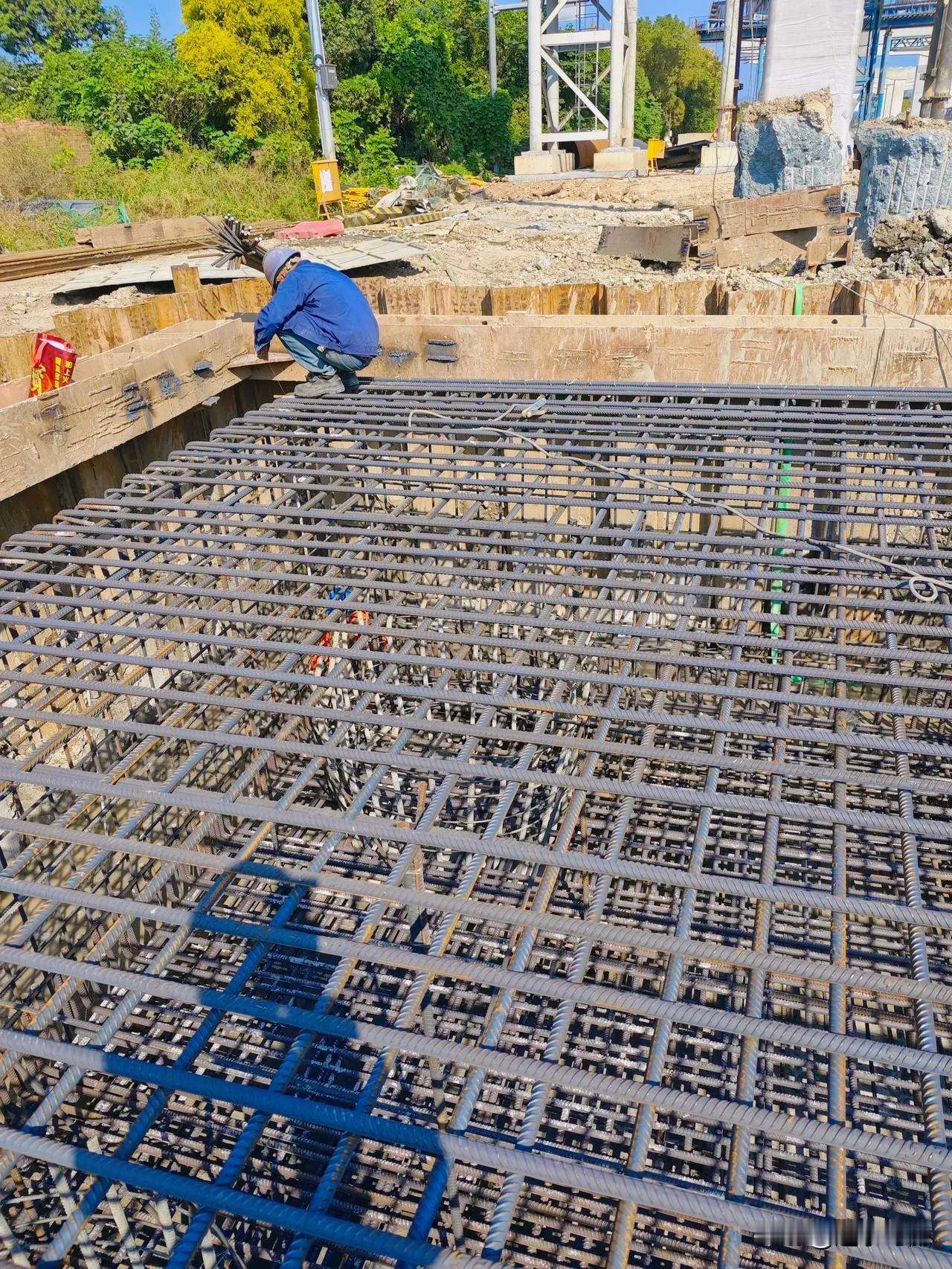 在现阶段中严峻的就业形势使得更多的城市打工人找不到合适工作，许多人过着紧巴巴的生