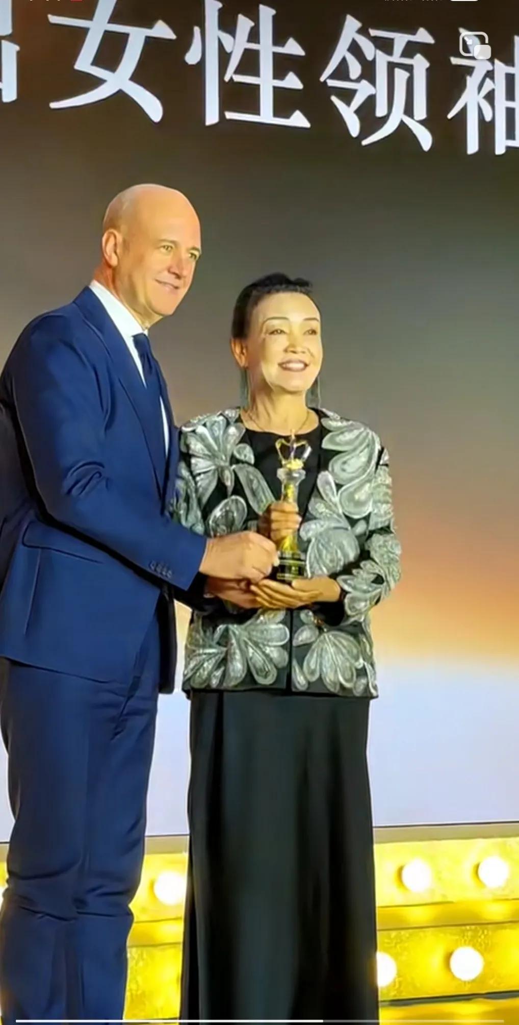 退休的年纪还在努力拼搏，荣获全球女性领袖杰出奖，这份荣誉非她莫属。
张兰从年轻拼