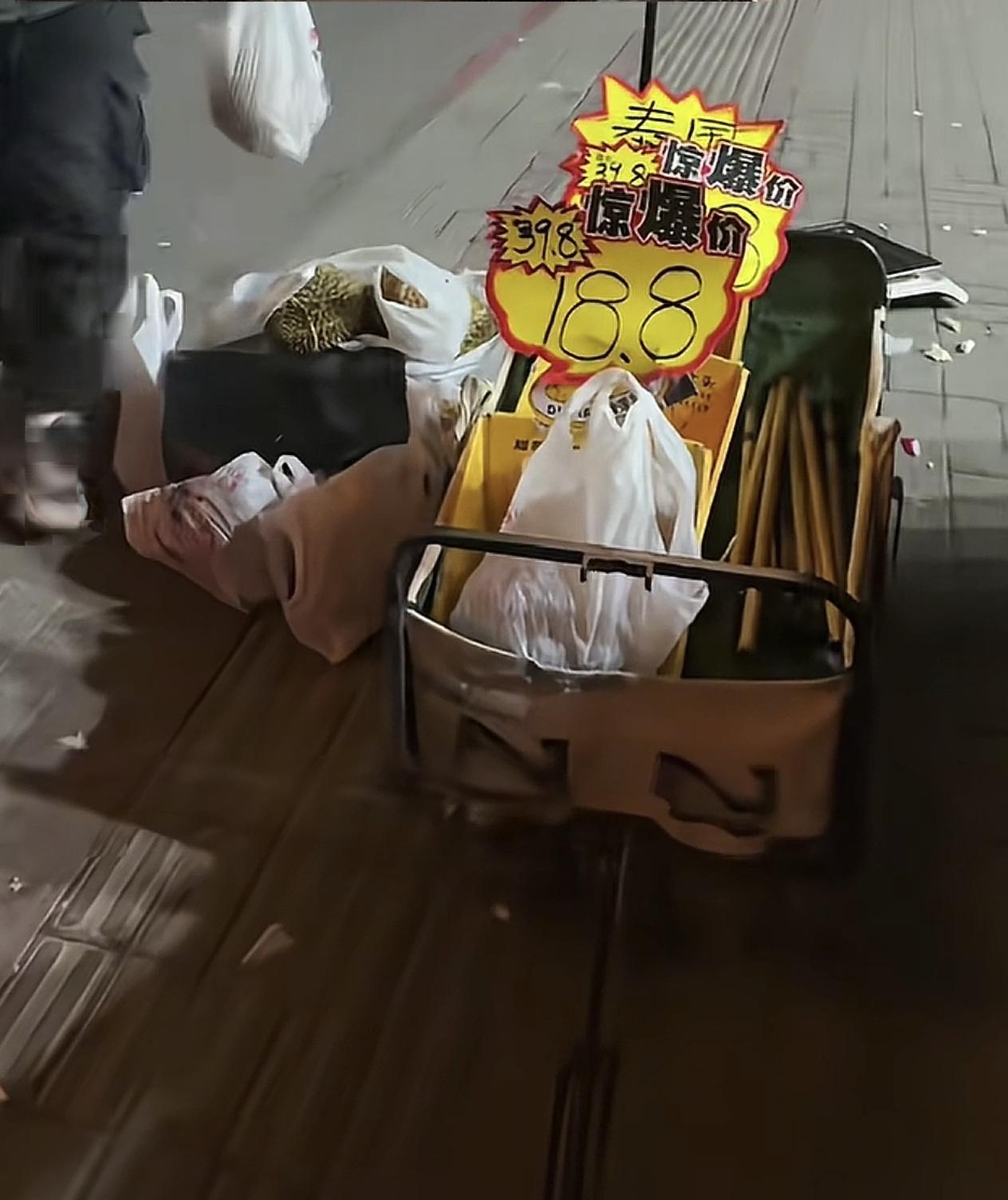 网传一男子白嫖几十个商家的榴莲被拘留！近日，安徽淮北。网友发布视频，一外地男子网