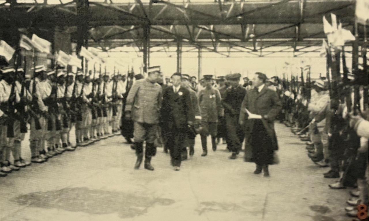 1911年12月25日孙中山从海外抵达上海，12月29日当选中华民国临时大总统。