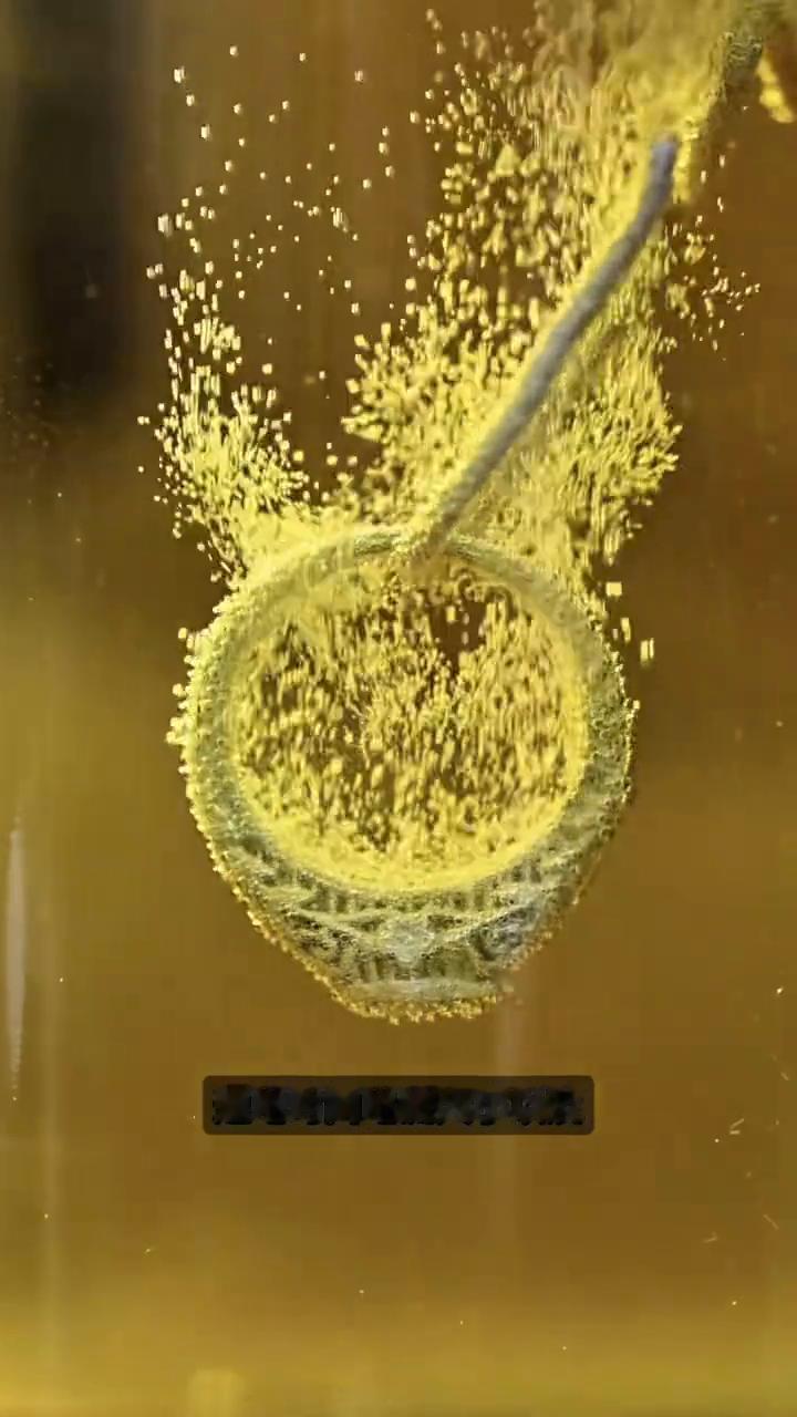 揭秘电镀工艺。
谁能想到一块普通金属放进液体里再拿上来竟然亮的像镜子一样，看似只