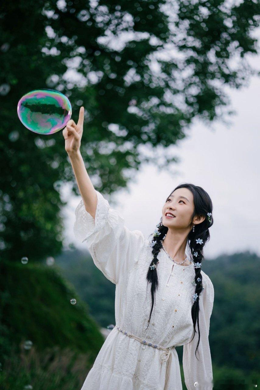 张艺凡唯一00后的含金量 看到热议名单里唯一的00后是张艺凡，有种后生可畏的感觉