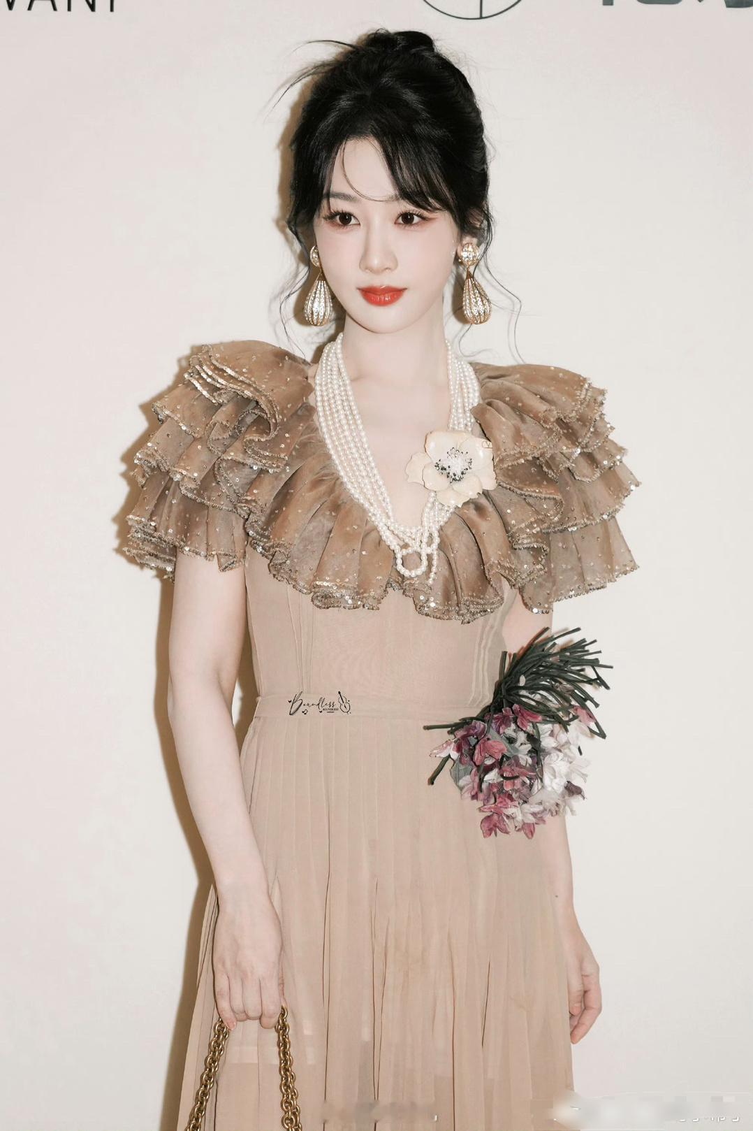 杨紫贵气千金  紫妹今日美的太犯规了咯[鲜花] 