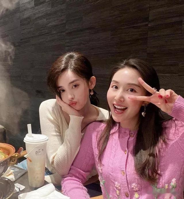 娜扎和她的姐姐，两姐妹明明五官几乎一样，但是娜扎看起来却更美艳，这是为什么呢？
