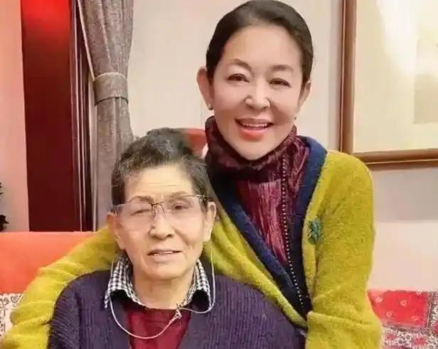 倪萍家里连同家政阿姨总共有五口人，可她每次只准备四只海参，这份滋补品阿姨是享用不