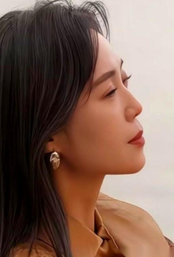 歌手云朵，那个曾经在万人体育场飙高音的女人，据说已经接不到任何商演了。没了舞台，