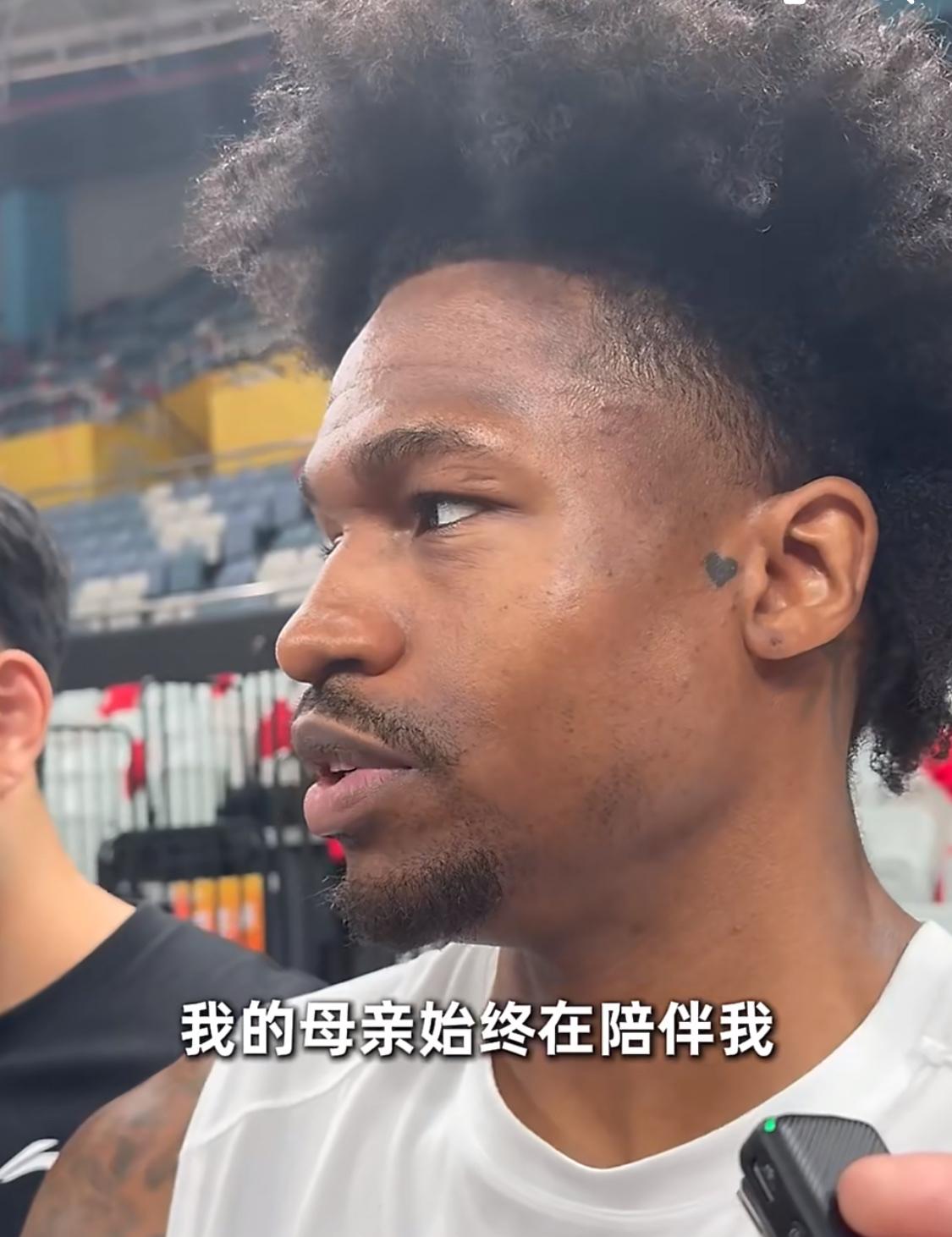 外援古德温G4赛前回应母亲看到他在G2比赛绝杀比赛后泪流满面时的感受，说母亲无时