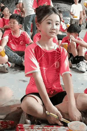 从小就有表演天赋的女孩。