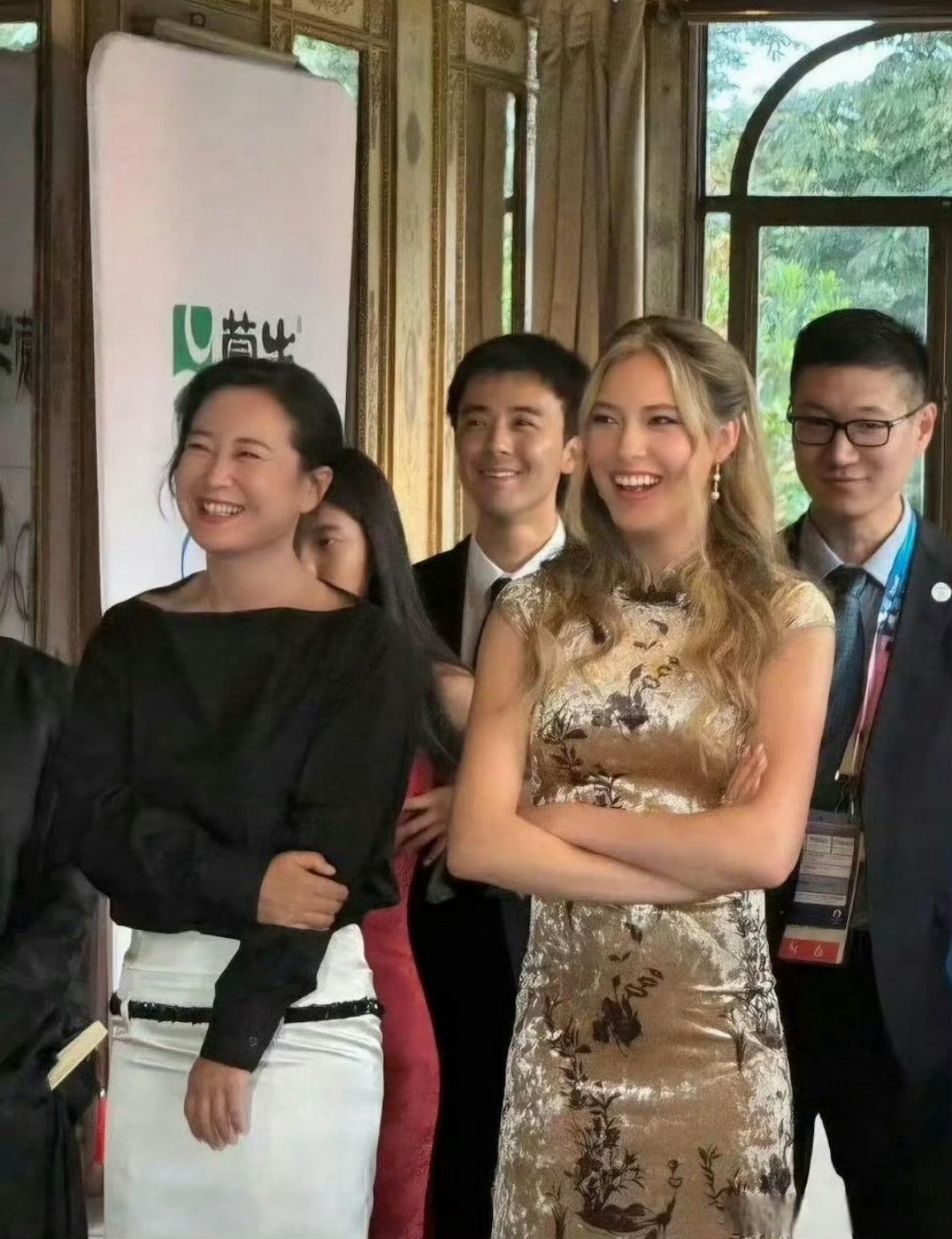 瘦了的贾玲和谷爱玲的合照，这么看贾玲也是挺有气质的！ 