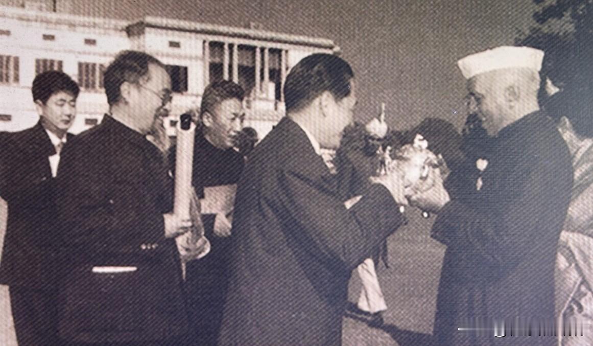 1956年11月，中国佛教代表团赴印度出席佛陀涅槃二千五百周年纪念活动。图为尼赫