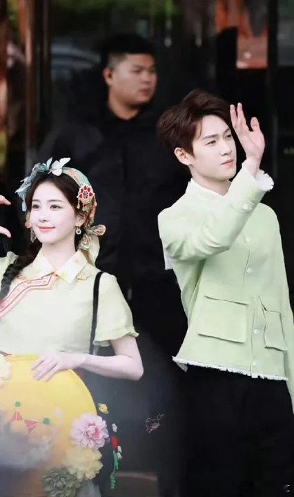 曝开到荼靡接触白鹿李昀锐白鹿李昀锐CP感 曝开到荼靡在接触白鹿李昀锐，这CP感咋