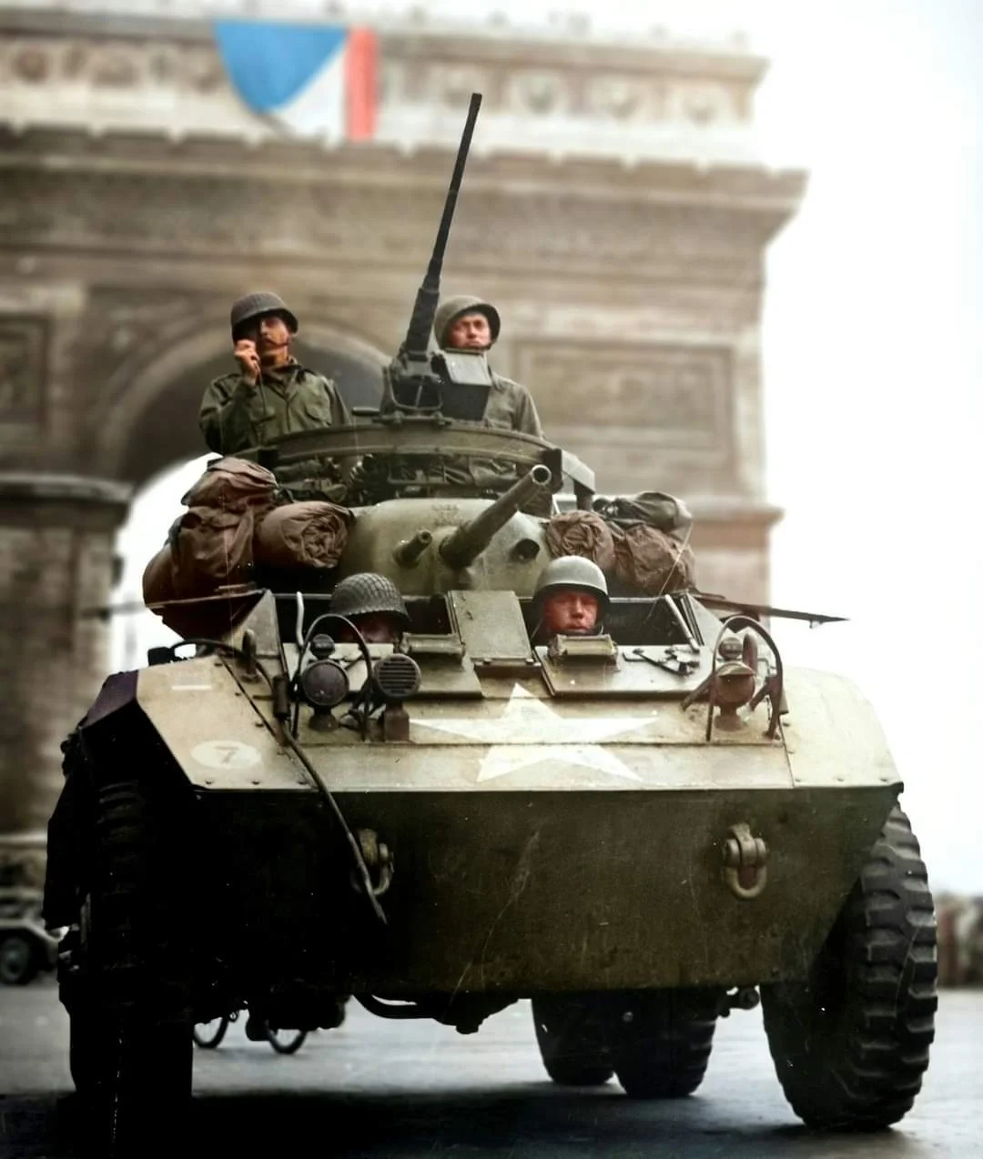 1944年8月29日，美国陆军第102骑兵侦察中队的一辆M8灰狗装甲车...