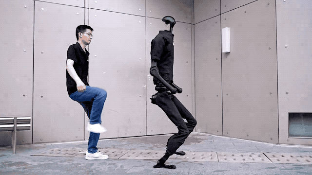 机器人和人的对打实验这几天热闹非凡，当我们看到机器人一次次被笑脸实验员蹬趴下的时