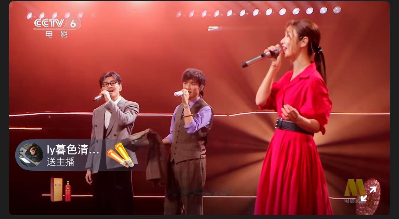 回忆杀！林心如、苏有朋、古巨基同台，《情深深雨濛濛》一开口就是青春年少。
“湾区