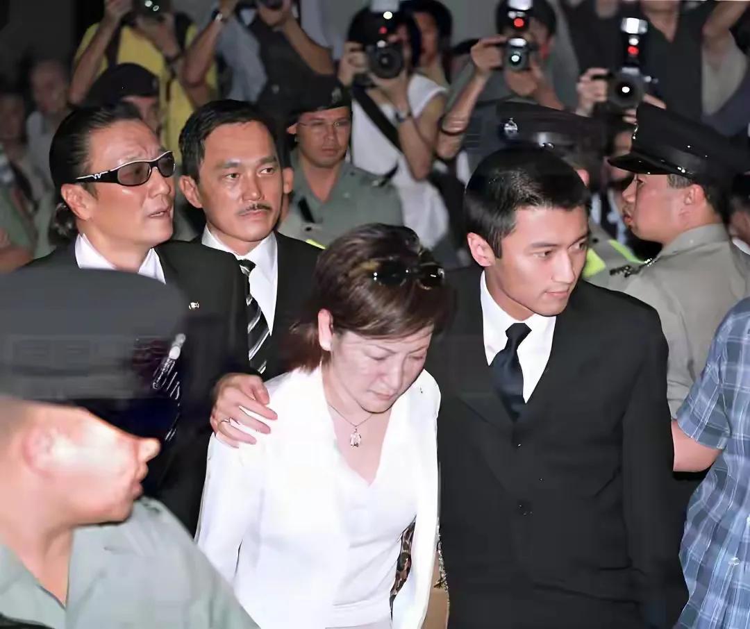 身穿白衣的狄波拉虽然心情沉重，但是她是幸福的，因为她同时收获了站在她身边，穿黑衣