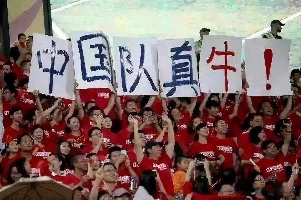 爱之深责之切！球迷对国足的不争难以接受，但他们对国足的支持从未少过。
昨日的大连