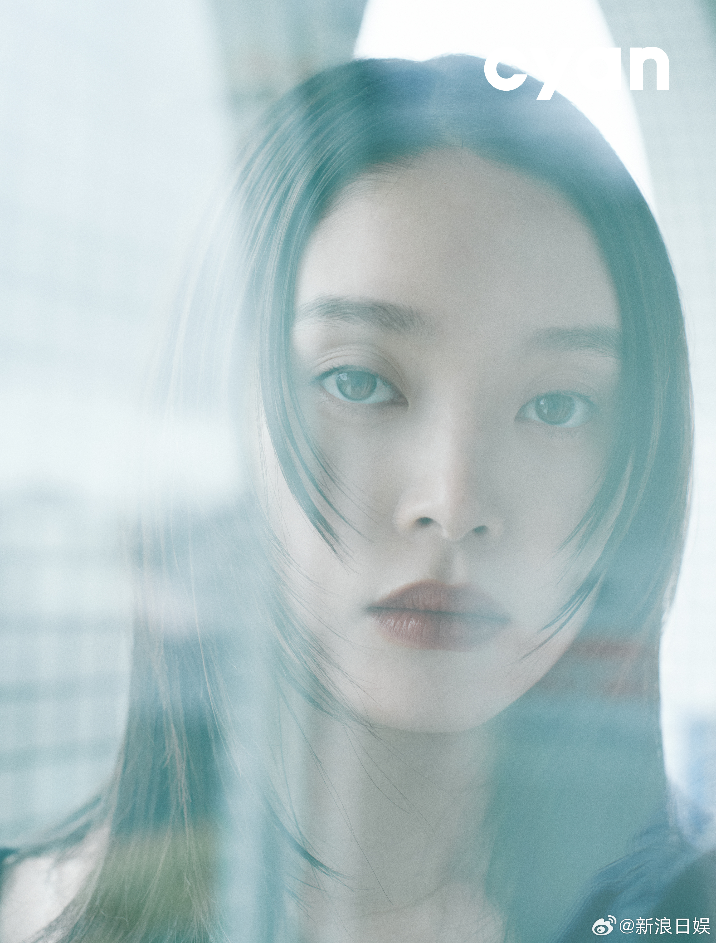 高石明里登上杂志《cyan》封面。 