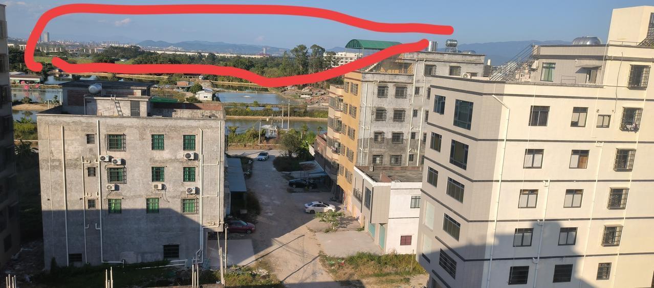 站在楼顶上，可以看不远处正在建设中的肇惠高速，这条高速将贯通博罗石湾镇，石湾镇将