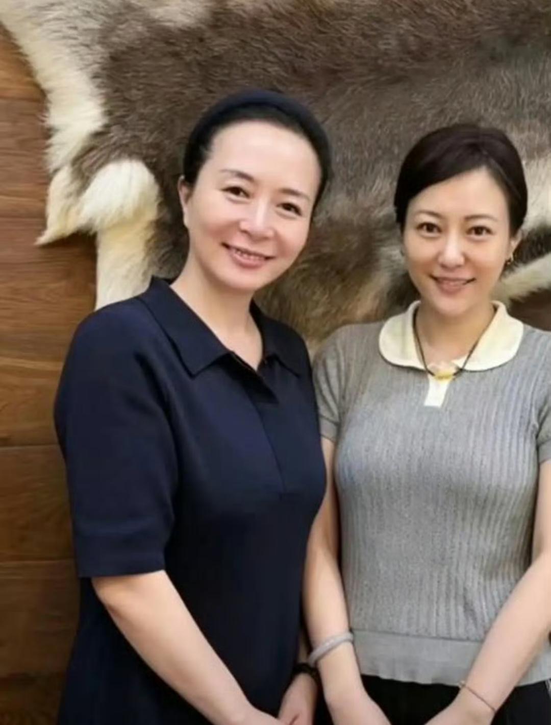 郝蕾回老家的时候跟姐姐一起拍的照片，两个人身高模样很是相似，只是郝蕾的下巴尖了一