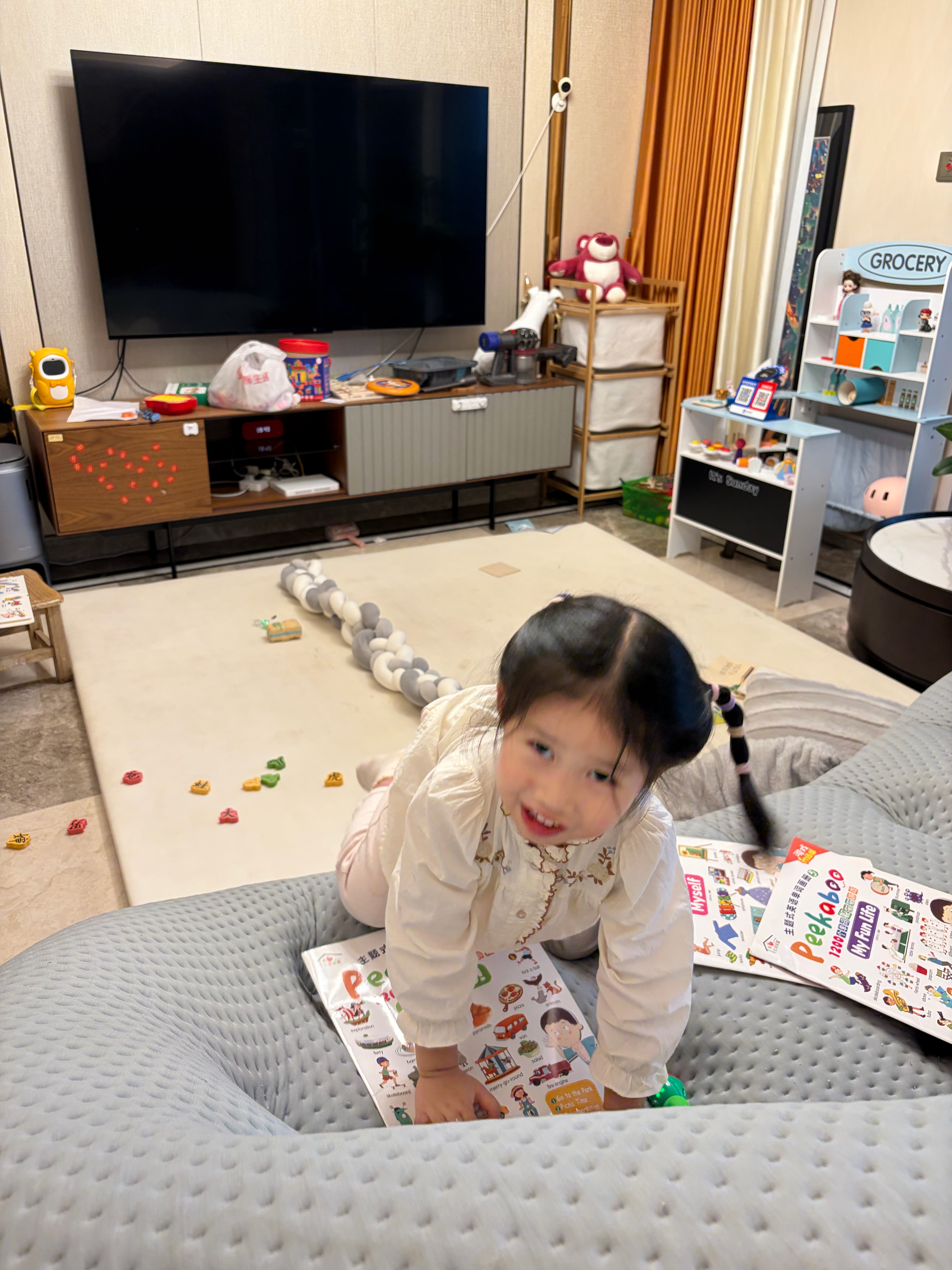 刚刚小兜拉完臭臭我给冲下去，然后吓她说把你也冲下去好不好？她说：那我们家就没有宝