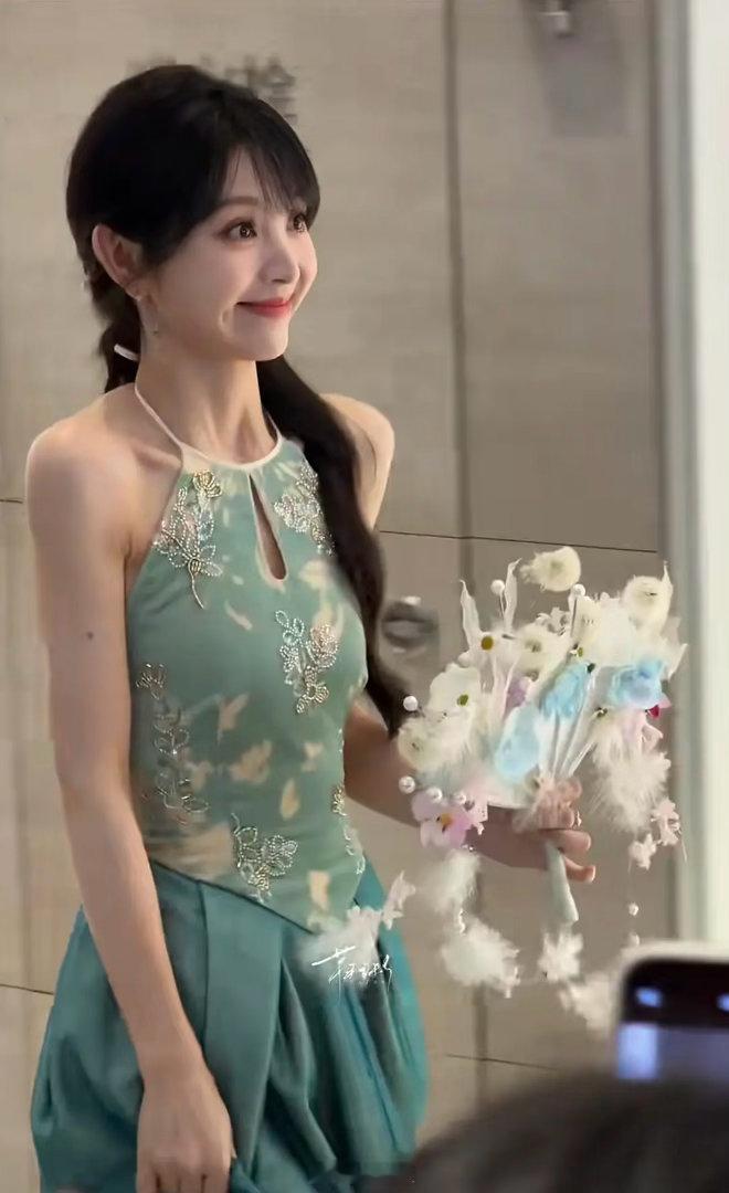 上半身美美美，下半身什么👻 