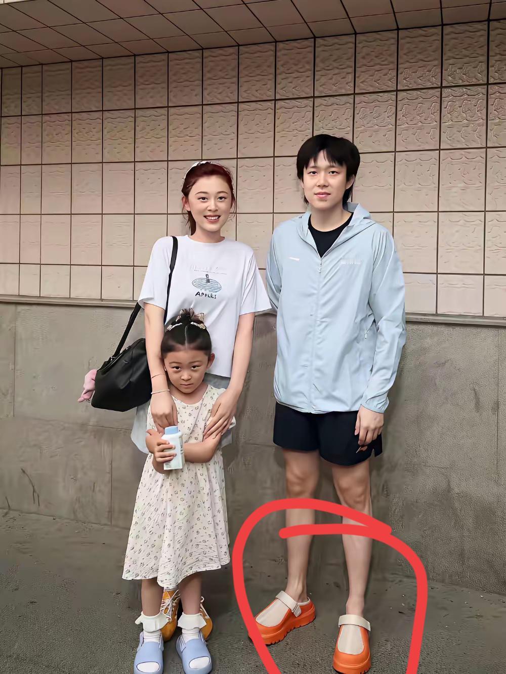 王楚欣穿的是什么鞋子，挺可爱的