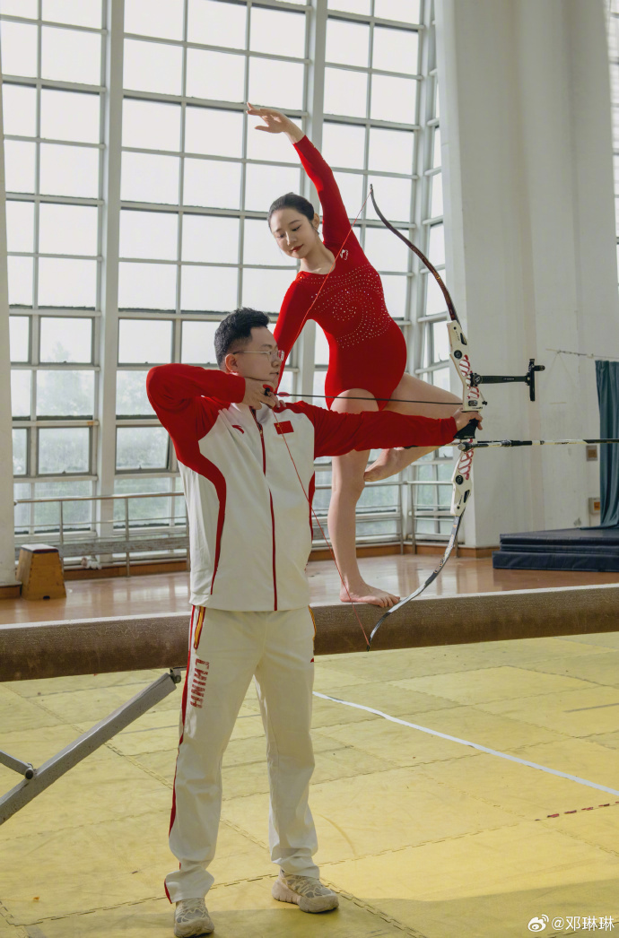 【#奥运冠军邓琳琳晒创意孕妇照#：小宝该先翻跟头还是先瞄准？】#邓琳琳晒孕妇照众