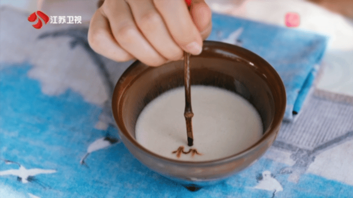 没人告诉我还能在茶上拉花啊 茶上拉花比咖啡拉花早800年？这知识点get了！只用