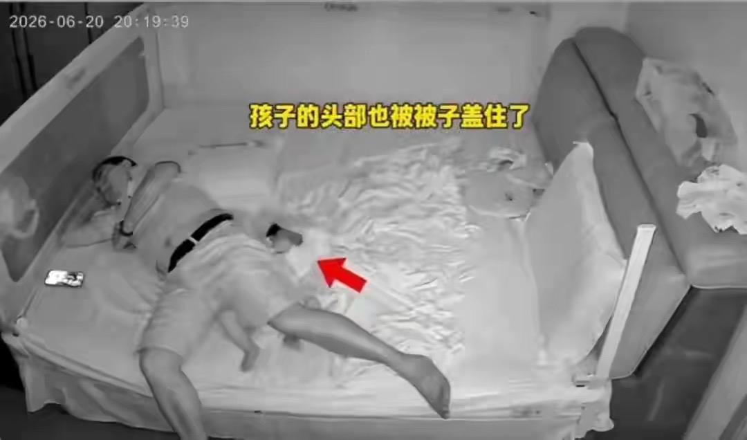 贵州一位爸爸看娃时睡着，整个人压在宝宝身上，还被被子蒙住头，孩子挣扎半天都脱不了