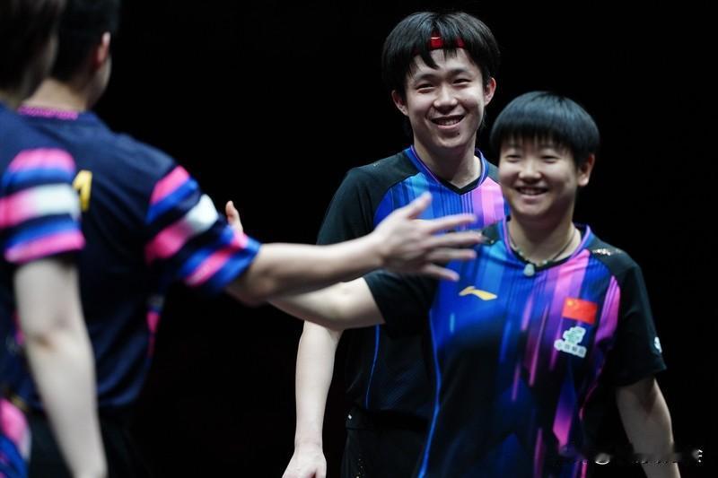 12月12日WTT香港总决赛混双小组赛结束，国乒王楚钦/孙颖莎和林诗栋/蒯曼携手