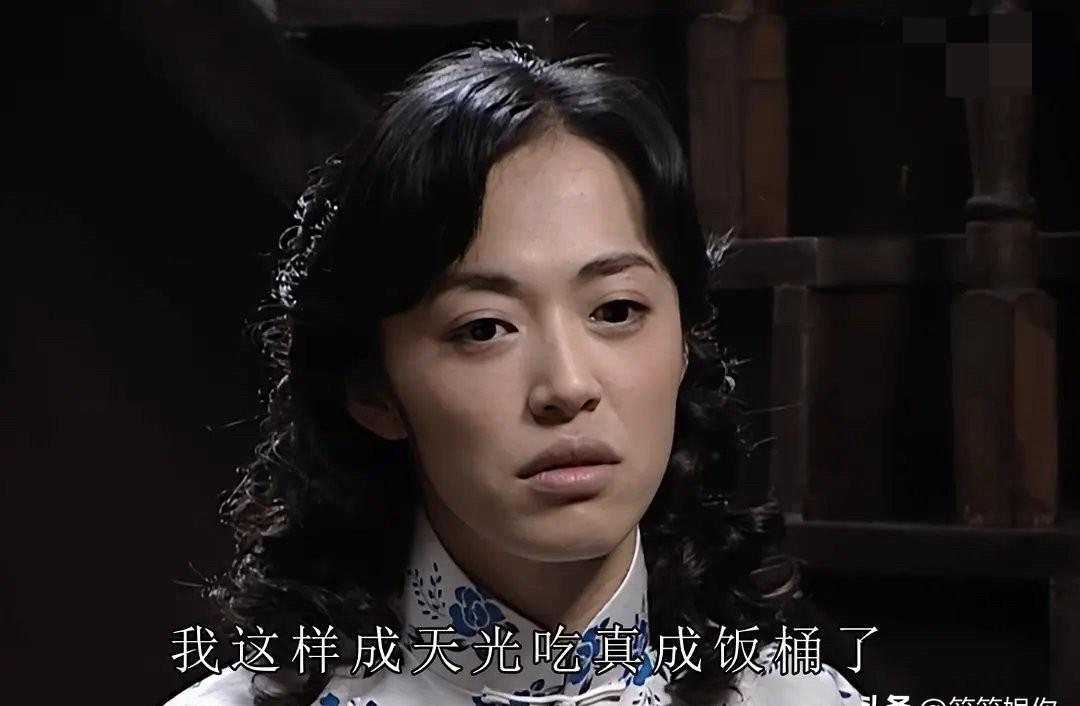 19年前，《武林外传》里那个嘴歪眼斜的郭芙蓉，一招“排山倒海”打遍天下。
彼时姚