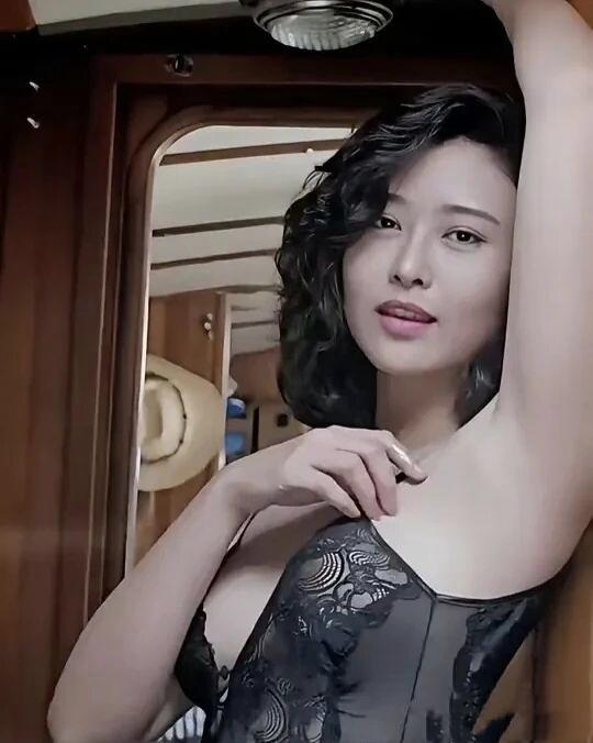 叶玉卿这张照片，当年谁看了不心动？叶玉卿身着黑色蕾丝，卷发如波浪般慵懒垂落
举手