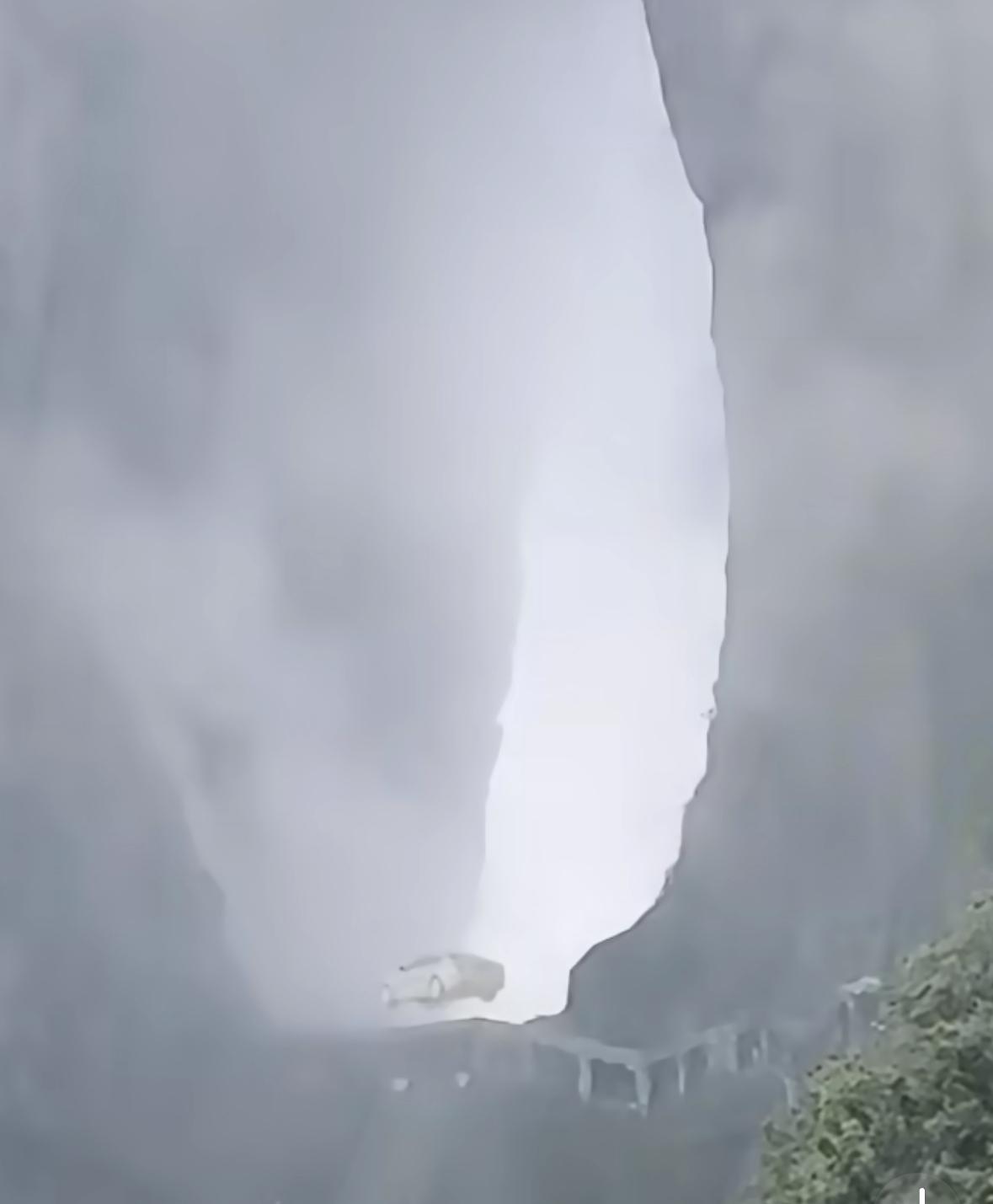 不是，现在车企也太会整活了吧，在天门山搞磁悬浮汽车？？？这财力不愧是凯迪拉克啊，