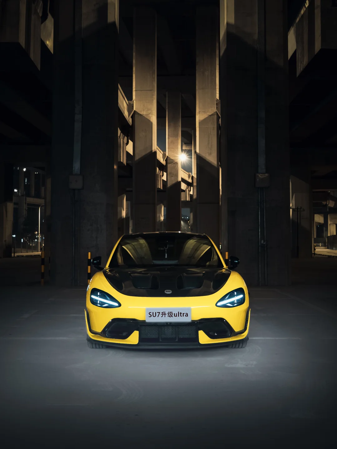 哪个天才想到在这里拍车的