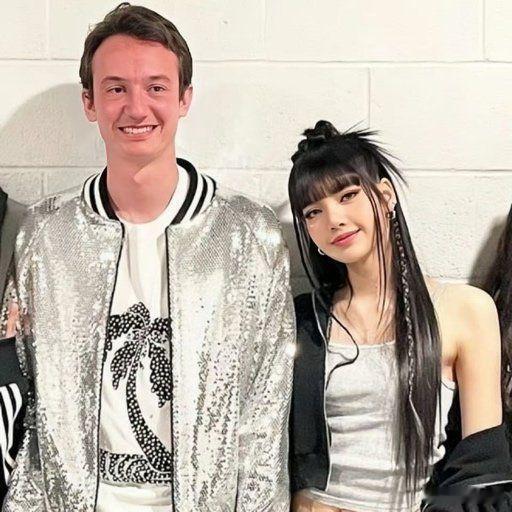 Lisa靠在三公子肩膀上撒娇感情好不好真不是外人能判断的。别人眼里的“不合适”，