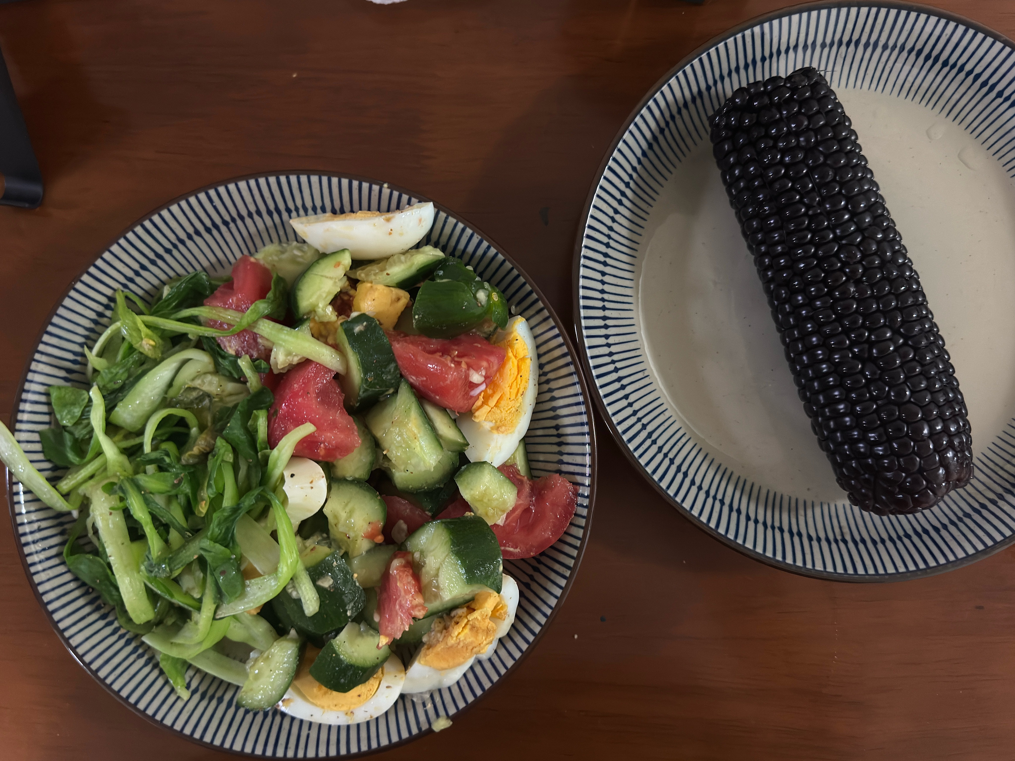 昨天晚饭吃的啥？黄瓜🥒鸡蛋🥚西红柿🍅+青菜🥬+玉米🌽说好减脂的来打卡了