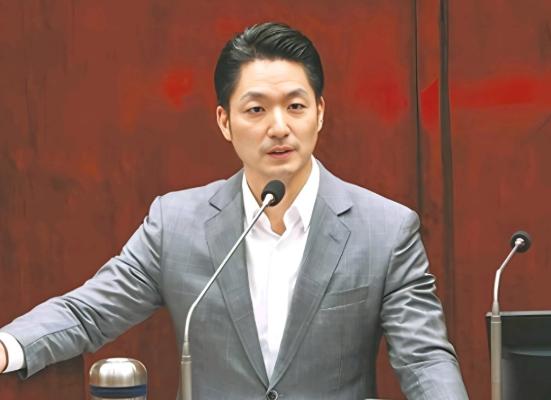 面对民进党议员的质询，蒋万安不敢说自己是中国人！4月10日，民进党议员简舒培质询