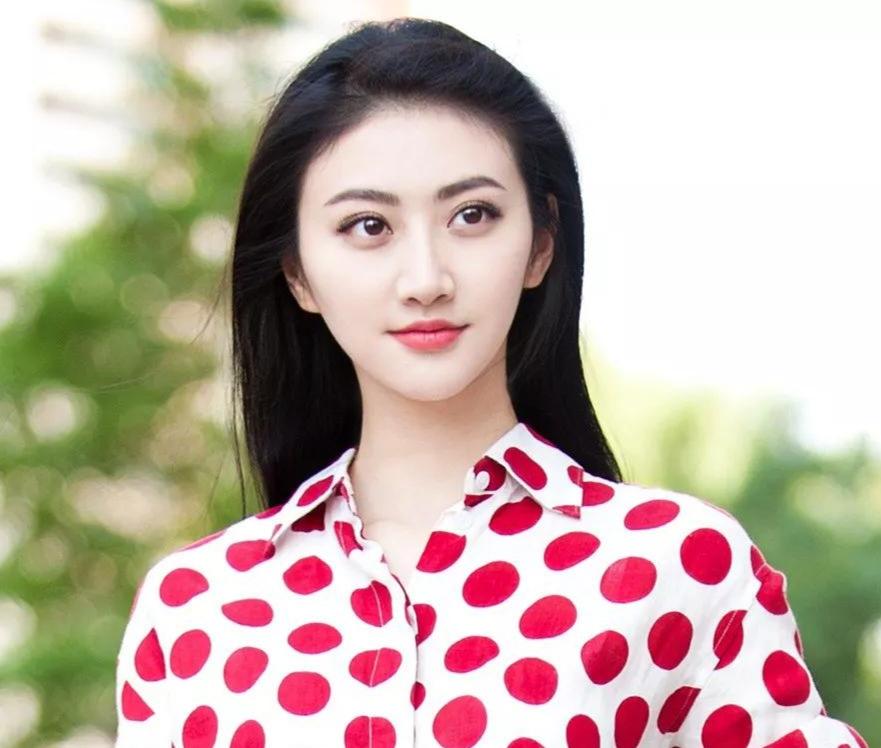 景甜这名字，资源“甜度”是拉满的。大导演合作个遍，国际红毯没少走，可偏偏离“爆红