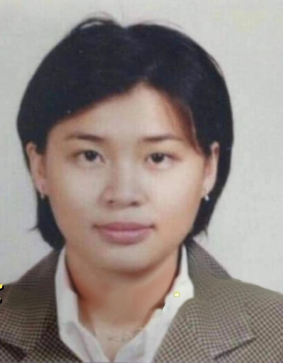 这是泰王玛哈的现任妻子苏提达的早期照片。
苏提达是位平民王后，出身于中产家庭。