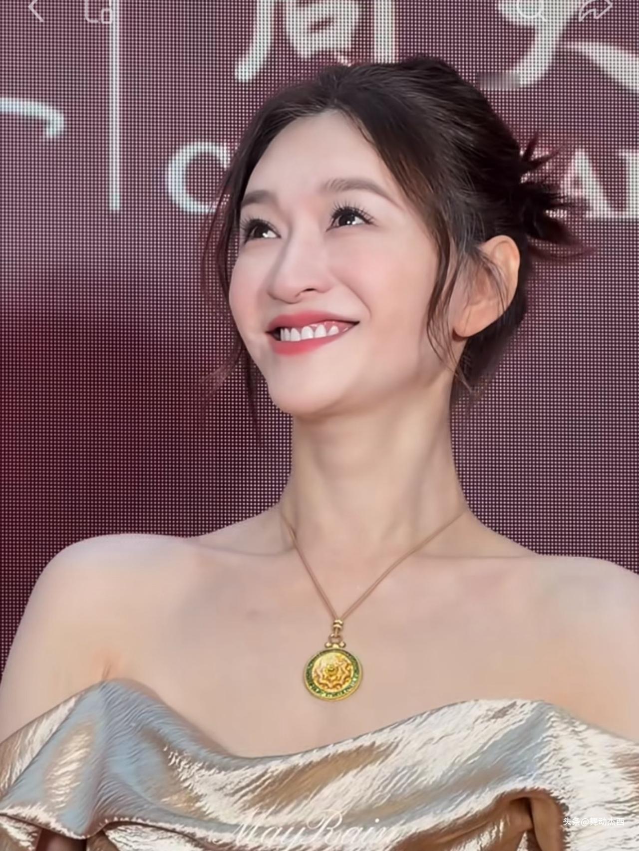 终于知道我为什么get不到李小冉了
我承认她是大家眼中的大美女
但我却一直get