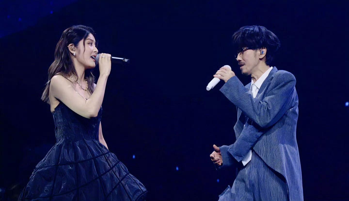 不早说周传雄陈慧琳是青梅牛马谁被周传雄陈慧琳的同台甜到了！周传雄喊初代同事“青梅