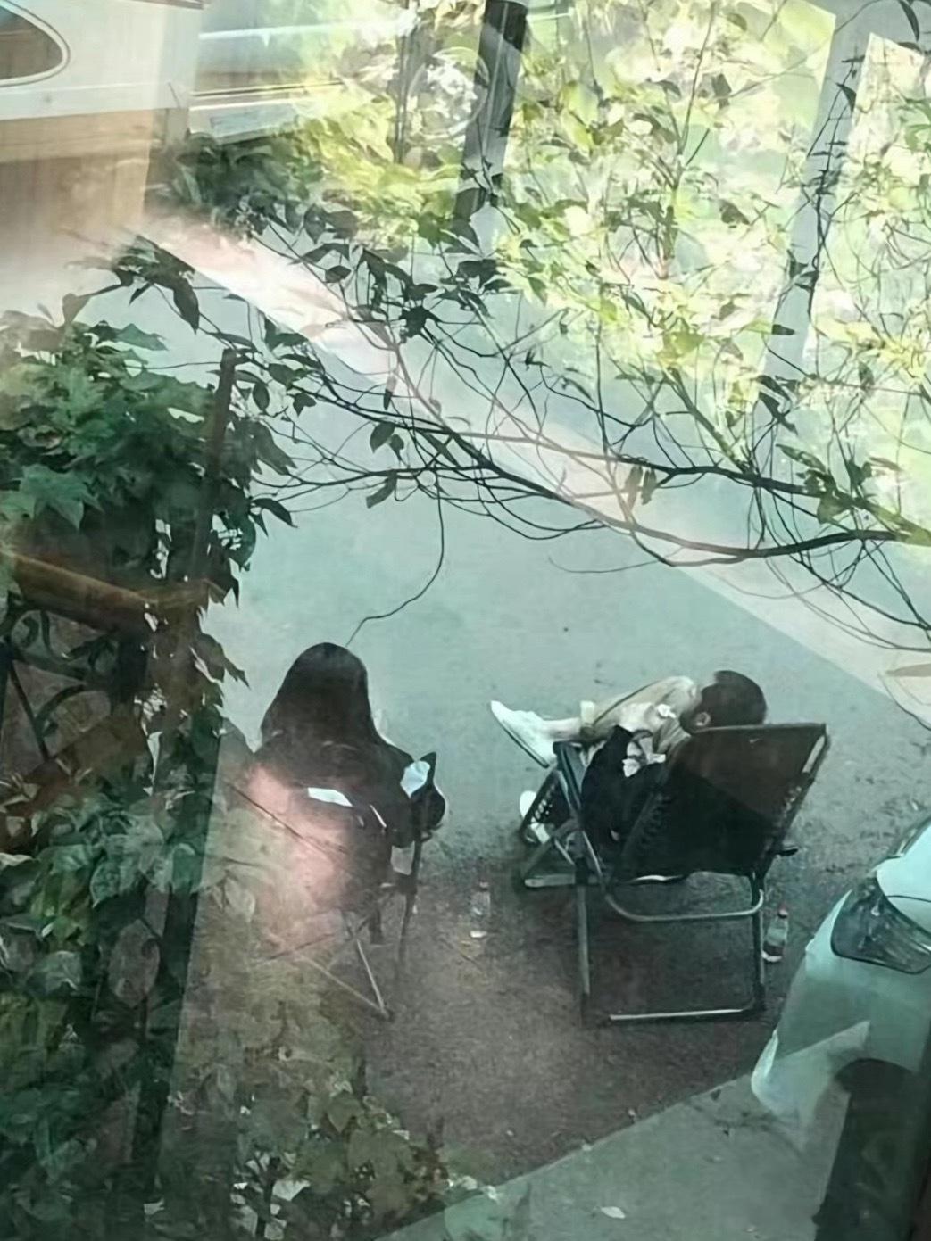 鹿晗工作室 躺平我怎么就找不到如此休闲的工作呢老板站着我坐着，老板上班我休息哈哈