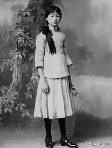 1955年4月1日凌晨，林徽因走了，才51岁。

追悼会上，金岳霖送来一副挽联：