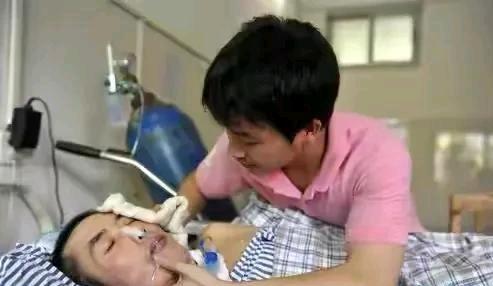 河南一男子成植物人，岳母不离不弃照顾9年，谁料，男子醒来开口说了一句话，竟让岳母